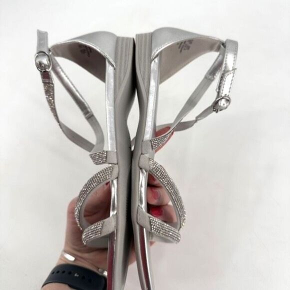 NWOT Naturalizer Sicily Women's Buckle Strappy Sandals Silver Size 7 - Picture 4 of 10